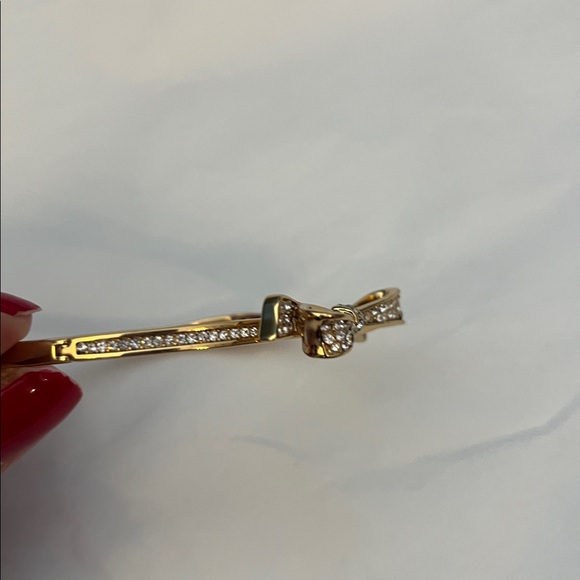 GUC Kate Spade New York Love Notes Pave Bow Gold Tone Hinged Bangle Bracelet - Picture 4 of 8